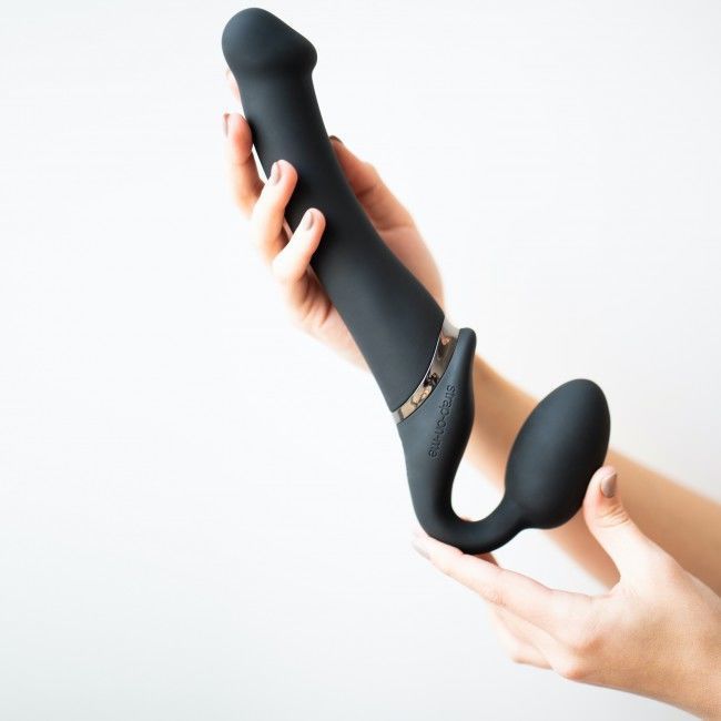 Безремневой страпон с вибрацией Strap-On-Me Vibrating Black M, диаметр 3,3см, пульт ДУ, регулируемый